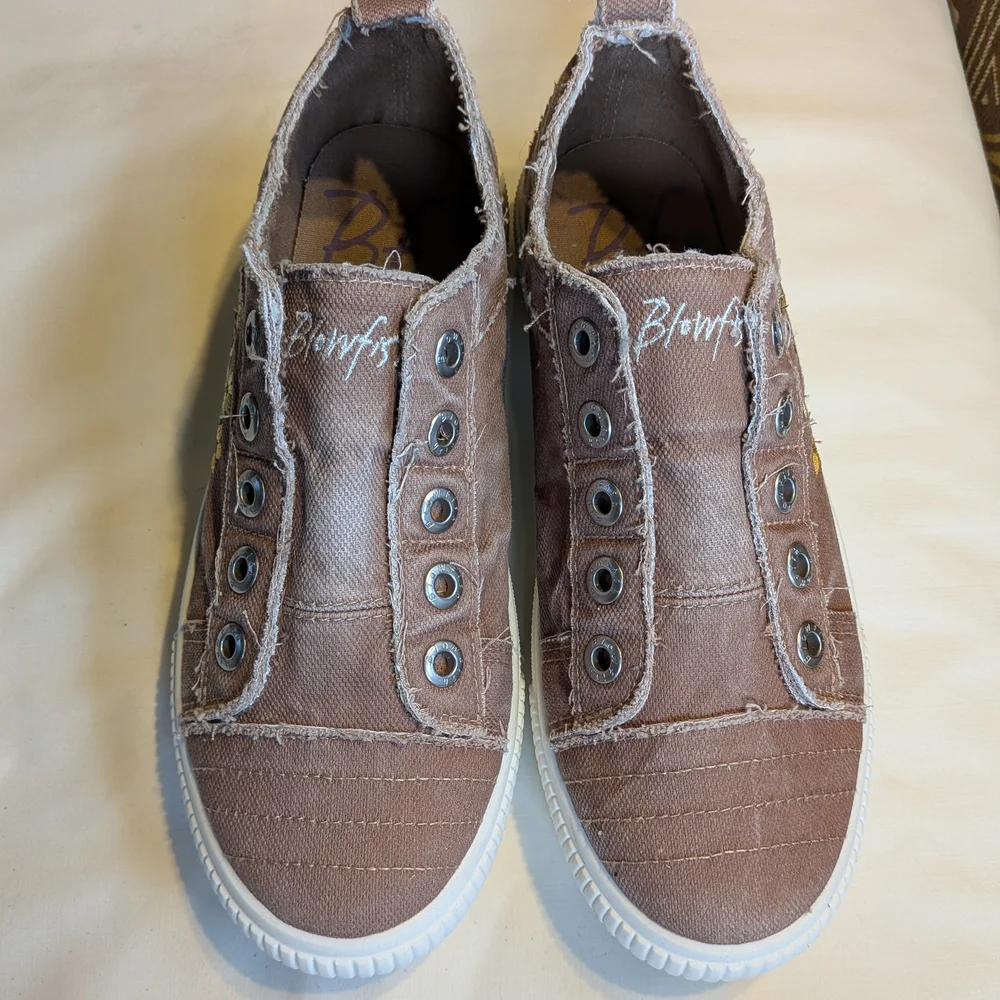 Playful Floral Women's Sneakers - Brown - Picture 3 of 4